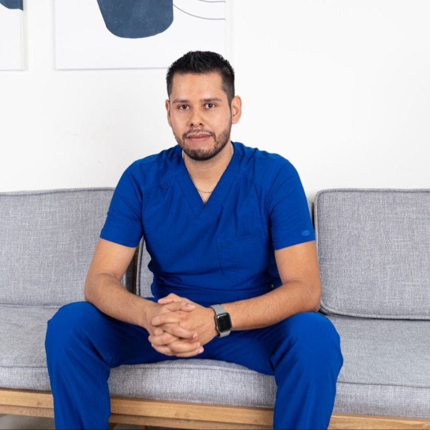Dr. Luis Fernando Ventura Sánchez en su consultorio